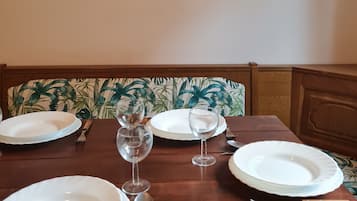 Basic House | Private kitchen | Fridge, microwave, oven, stovetop