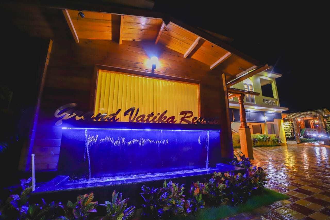 Un edificio con un cartel que dice "Gurudwara Vatika Resort".