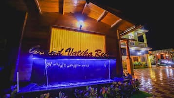Un edificio con un cartel que dice "Gurudwara Vatika Resort".