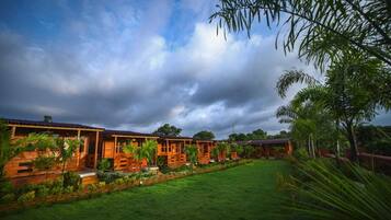 Luxurious Wooden Cottages with Garden View | Soundproofing, free WiFi