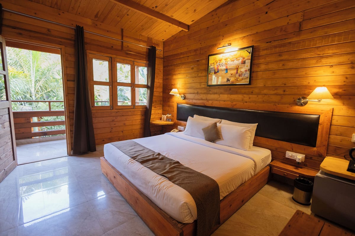 Luxurious Wooden Cottage with Valley View | Soundproofing, free WiFi