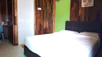 Deluxe Double Room, Sea View | Meja, seterika/papan seterika, cadar katil