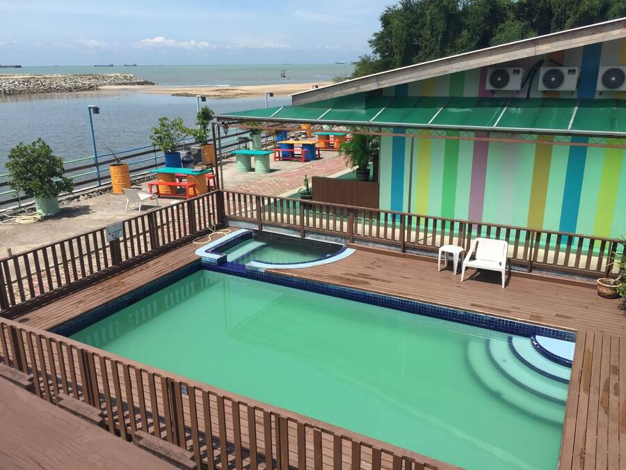 Una piscina al aire libre