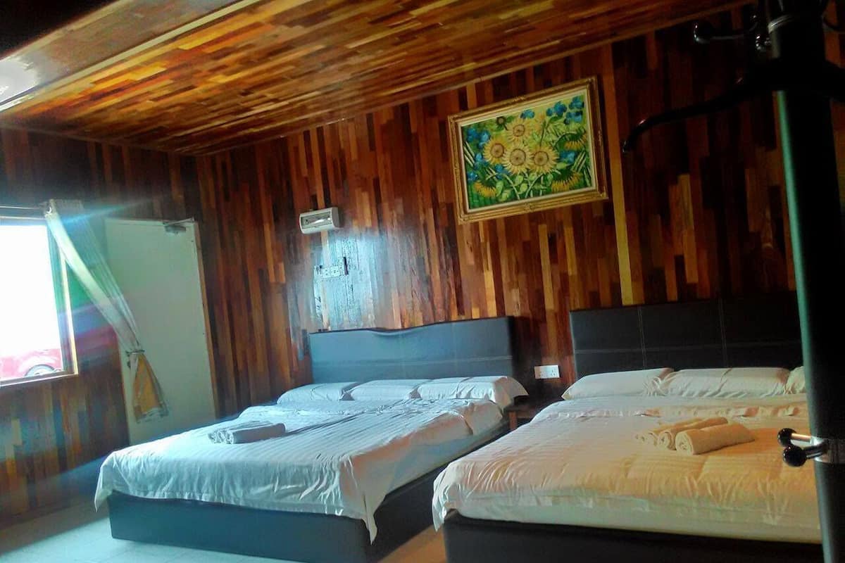 Deluxe Family Suite | Desk, iron/ironing board (on request), bed sheets