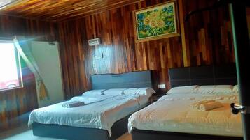 Family Room | Meja, seterika/papan seterika, cadar katil