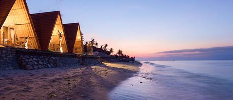 Peti besi dalam bilik, langsir/tirai gelap terus