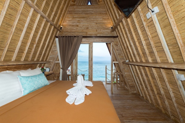 Suite estudio romántica, vista al mar | Caja de seguridad en la habitación y cortinas blackout 