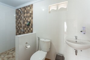 Shower, bidet, towels, soap - The Dewi Sun Sun Suite (Penida Island)