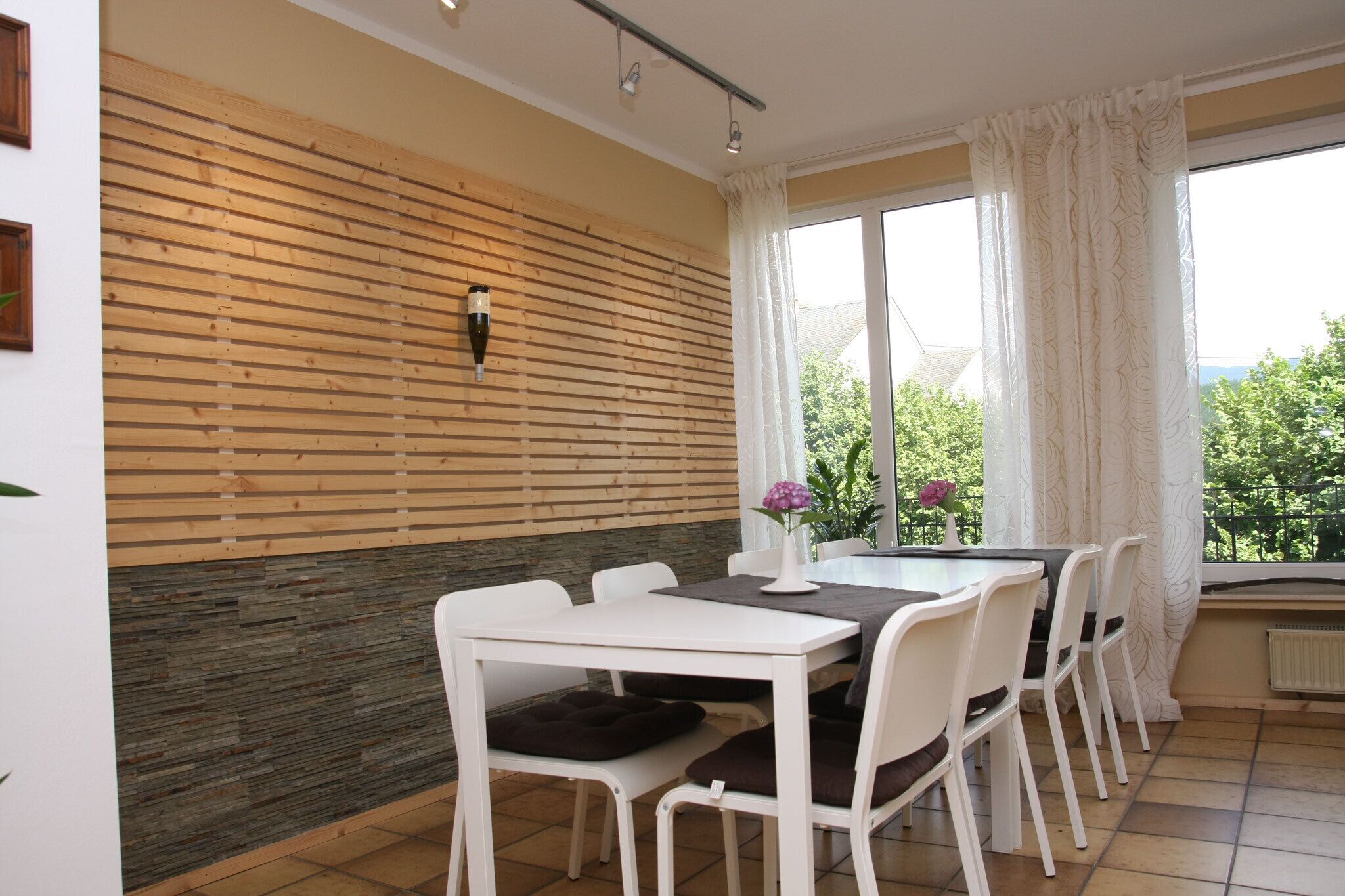 Breakfast (EUR 8.50 per person)