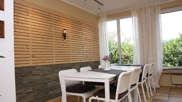 Sarapan (EUR 8.50 seorang)