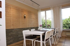 Breakfast (EUR 8.50 per person)