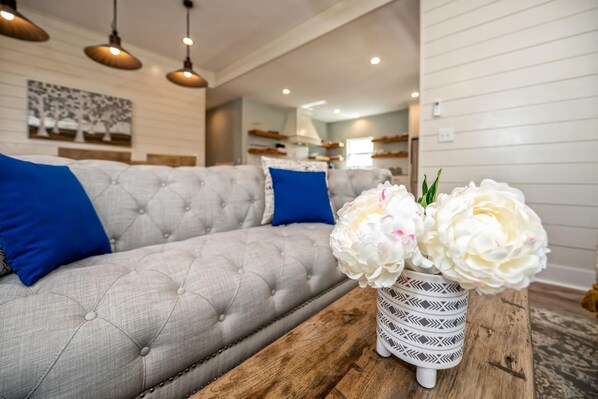 Smart TV, fireplace - Simplicity House 3 Ensuites Walk Silos Baylor McLane Shopping w/Secure Parking (Waco)