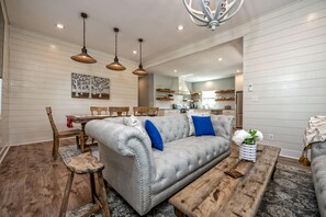 Smart TV, fireplace - Simplicity House 3 Ensuites Walk Silos Baylor McLane Shopping w/Secure Parking (Waco)