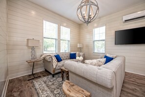 Smart TV, fireplace - Simplicity House 3 Ensuites Walk Silos Baylor McLane Shopping w/Secure Parking (Waco)