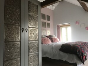 3 slaapkamers, een strijkplank/strijkijzer, babybedden, wifi