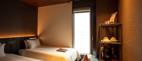 Habitación económica con 2 camas individuales | Espacio para trabajar con laptop, wifi gratis y ropa de cama