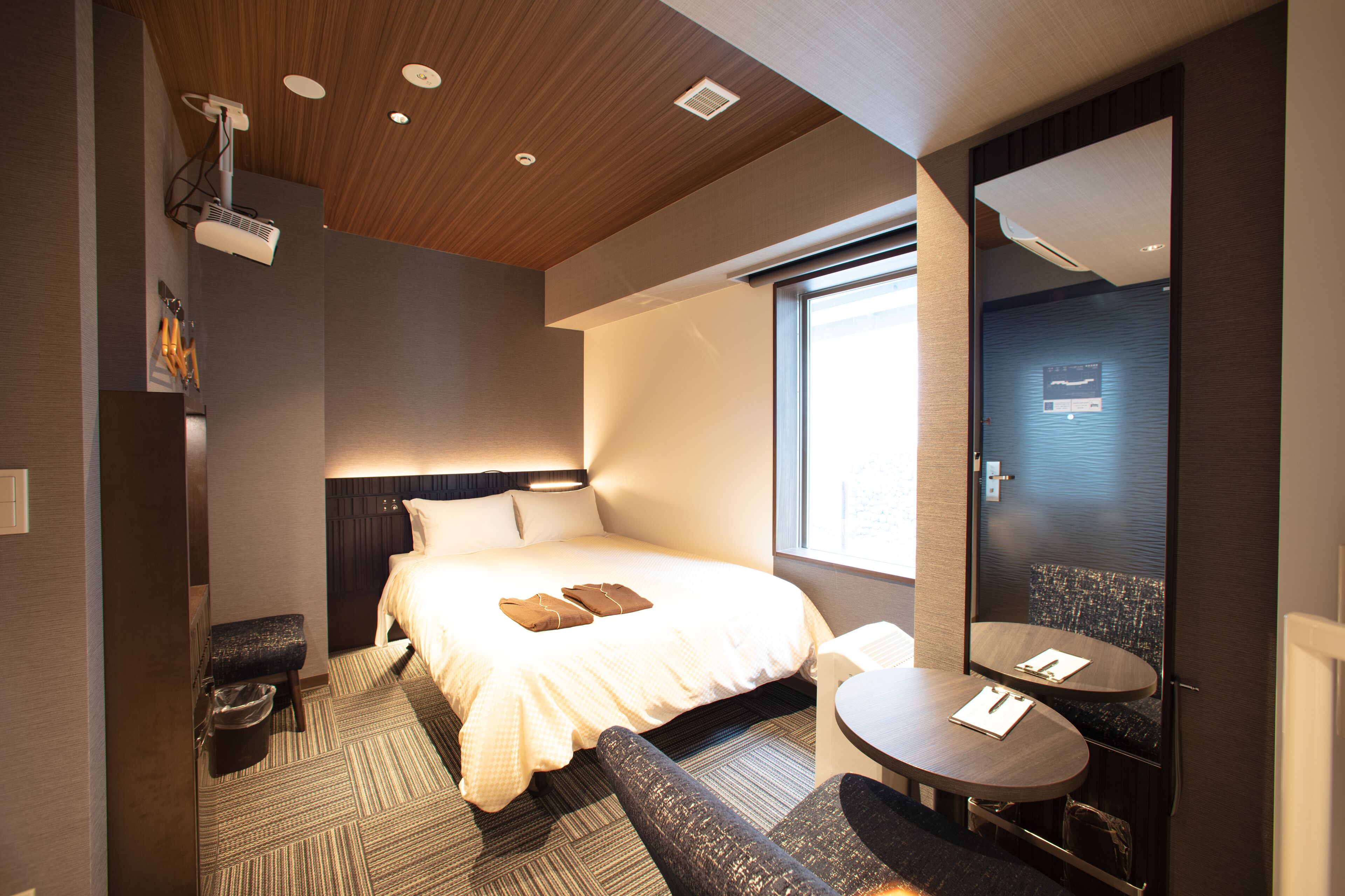 universal room | laptop workspace, free wifi, bed sheets