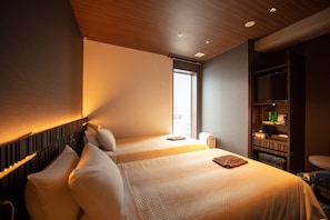 Espacio para trabajar con laptop, wifi gratis y ropa de cama