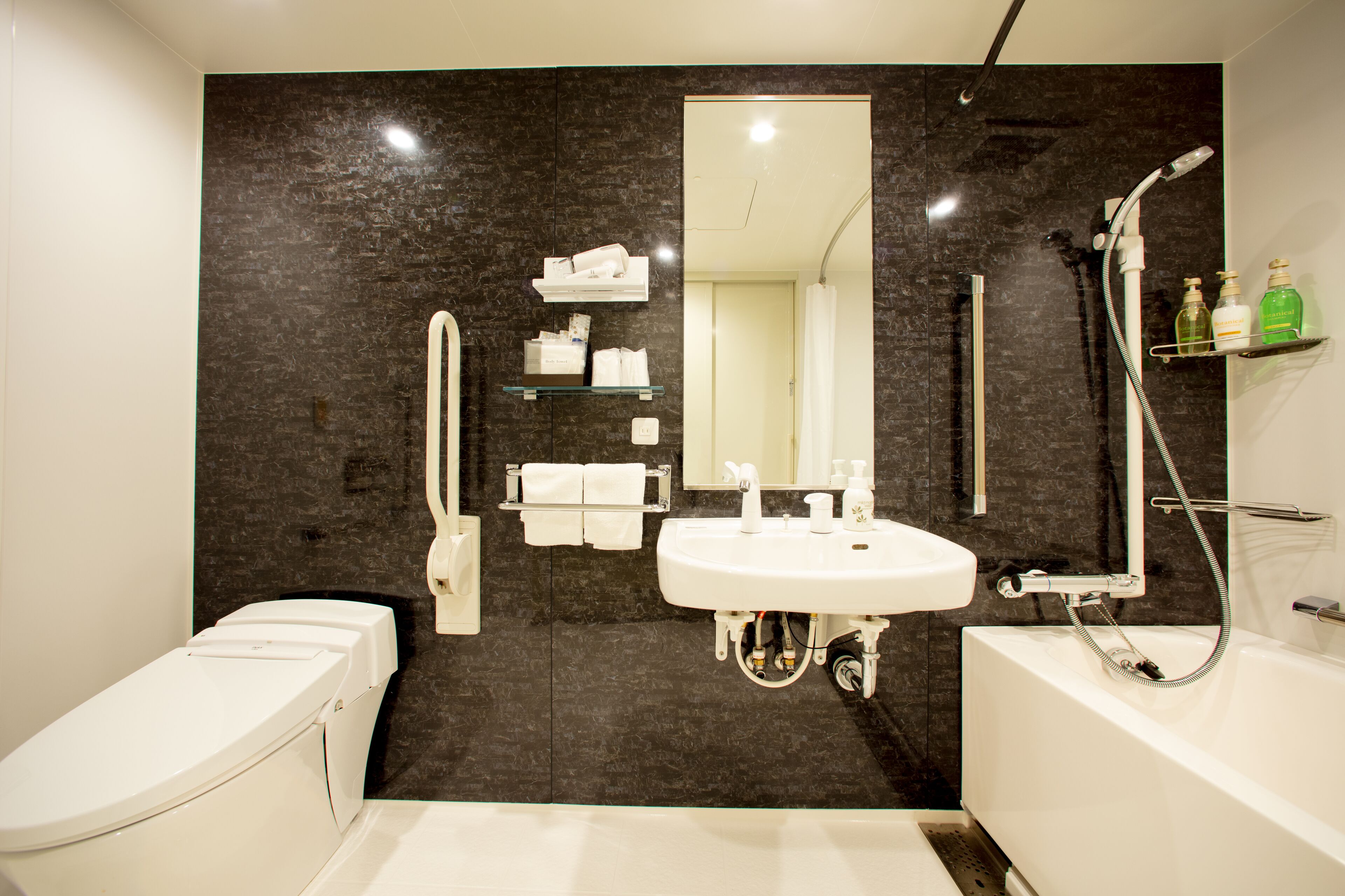 Bañera con ducha, artículos de tocador gratuitos, secador de pelo, batas