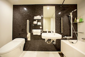 Bañera con ducha, artículos de tocador gratuitos, secador de pelo, batas