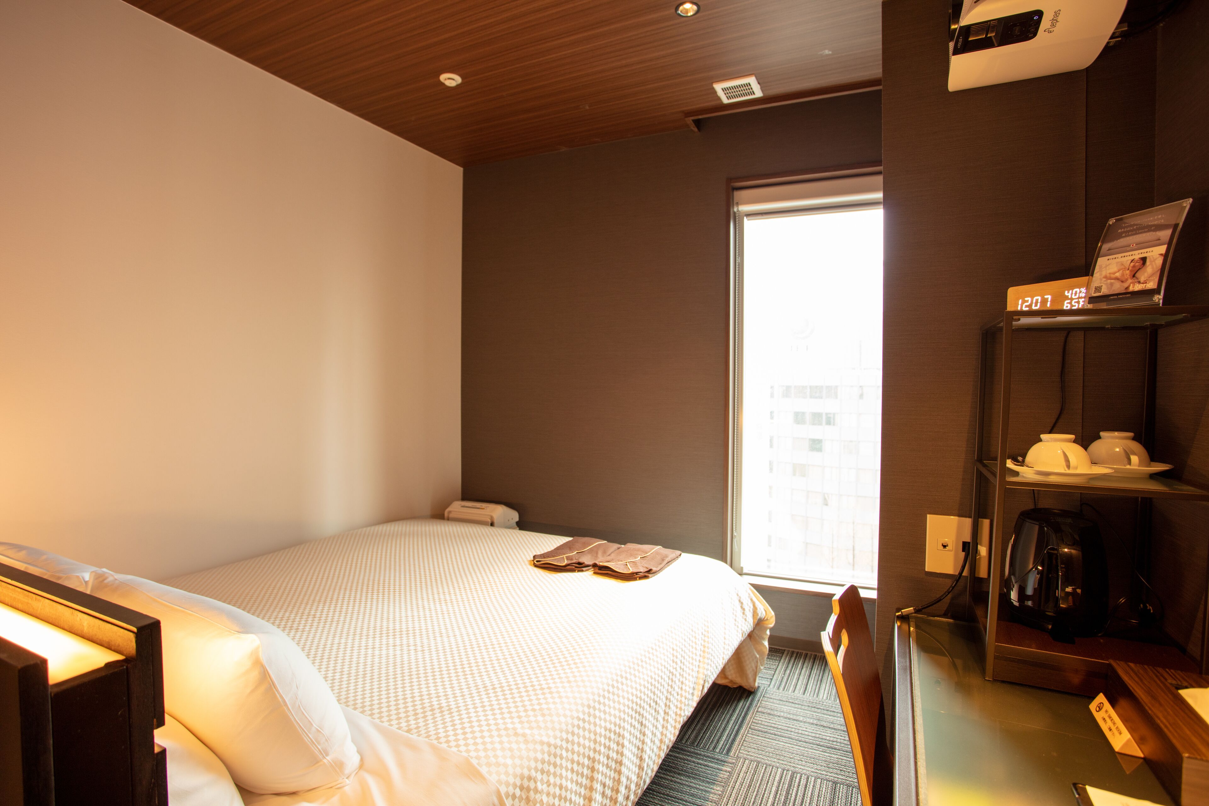 queen room | laptop workspace, free wifi, bed sheets