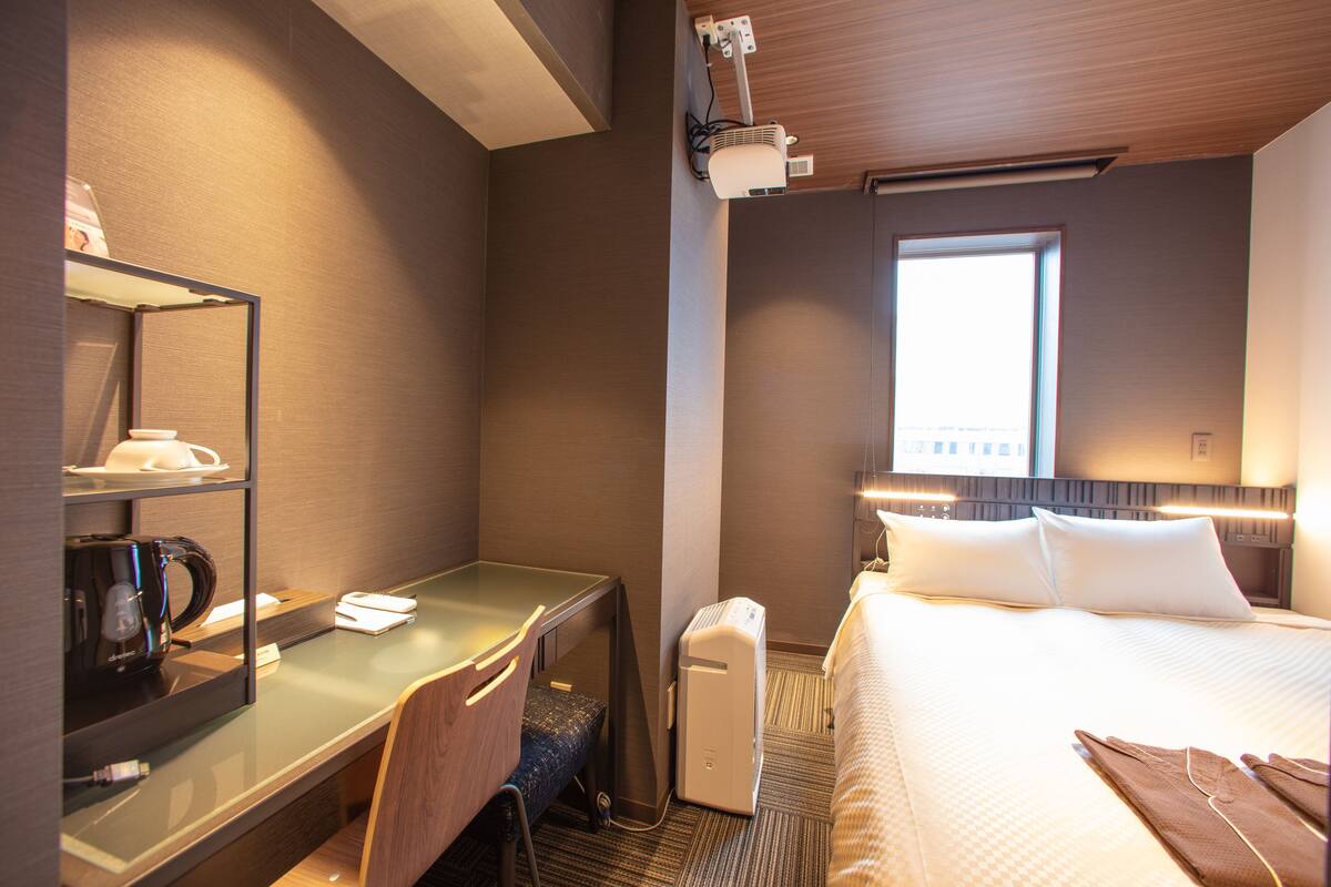 客房 (Queen) | 笔记本电脑工作区、免费 WiFi、床单