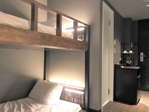 Rom (Bunk Bed) | Skrivebord for bærbar PC, wi-fi (inkludert) og sengetøy