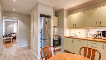 Comfort-lejlighed - 1 soveværelse | Privat køkken | Køleskab, mikrobølgeovn, ovn, kogeplade