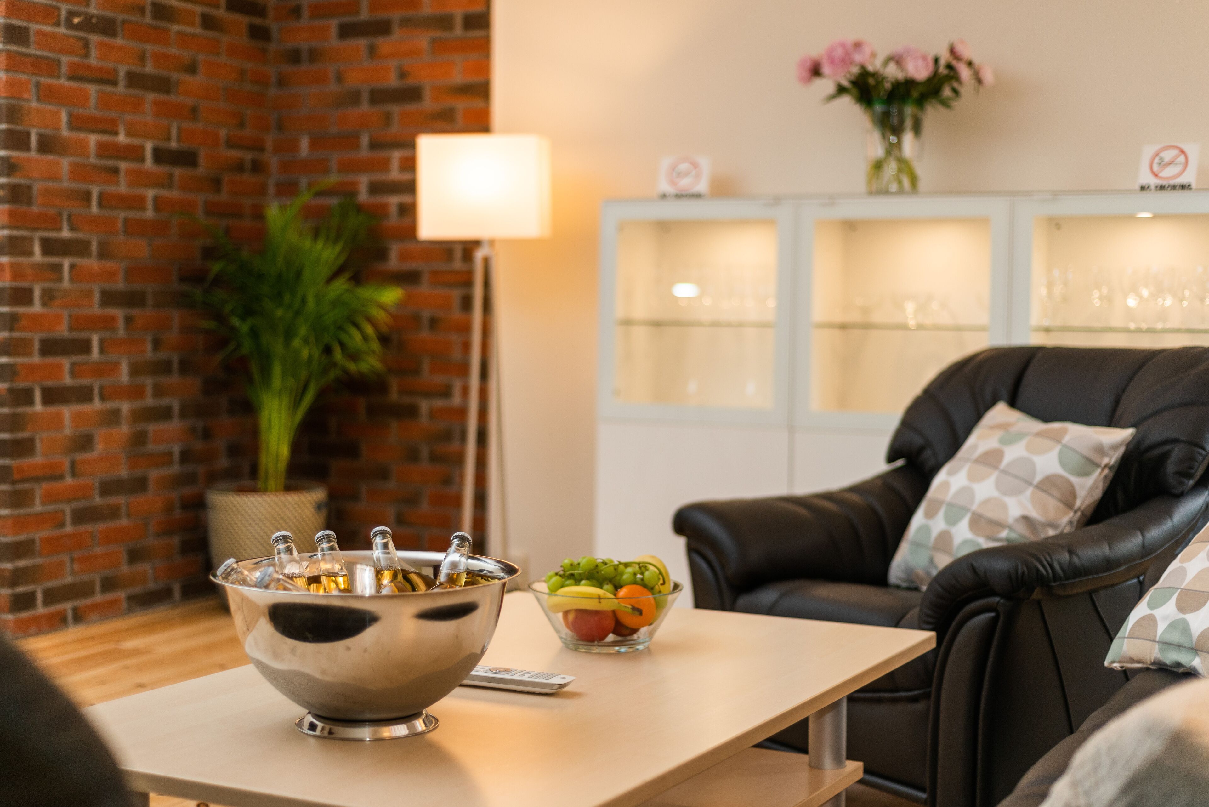 Leilighet – comfort, 2 soverom | Oppholdsområde | En 55-tommers smart-TV med kabel-kanaler samt TV