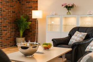 舒適公寓, 2 間臥室 | 客廳 | 55 吋智能電視連有線電視頻道、電視