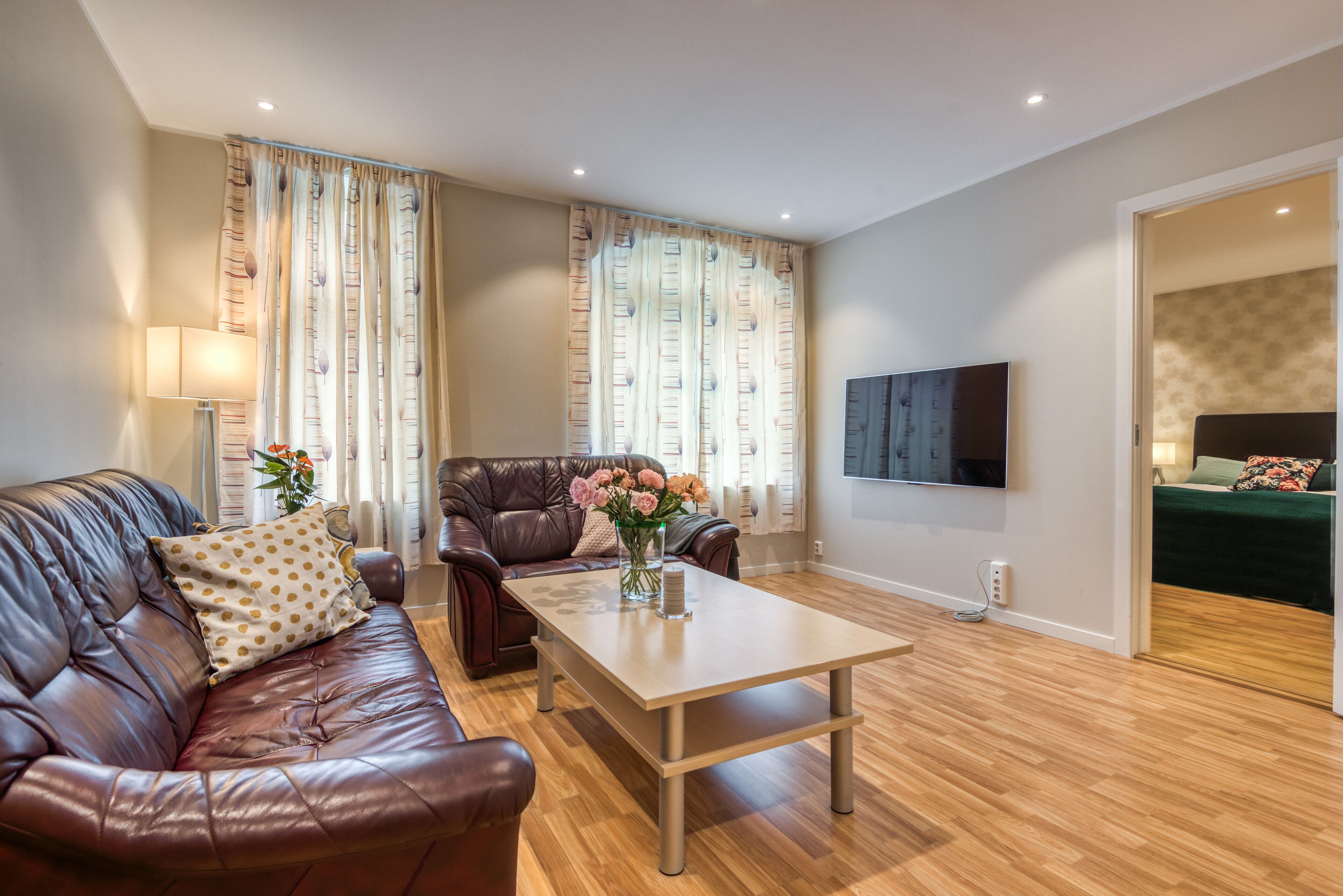 Comfort-Apartment, 1 Schlafzimmer | Wohnzimmer | 55-Zoll-Smart-TV mit Kabelempfang, Fernseher