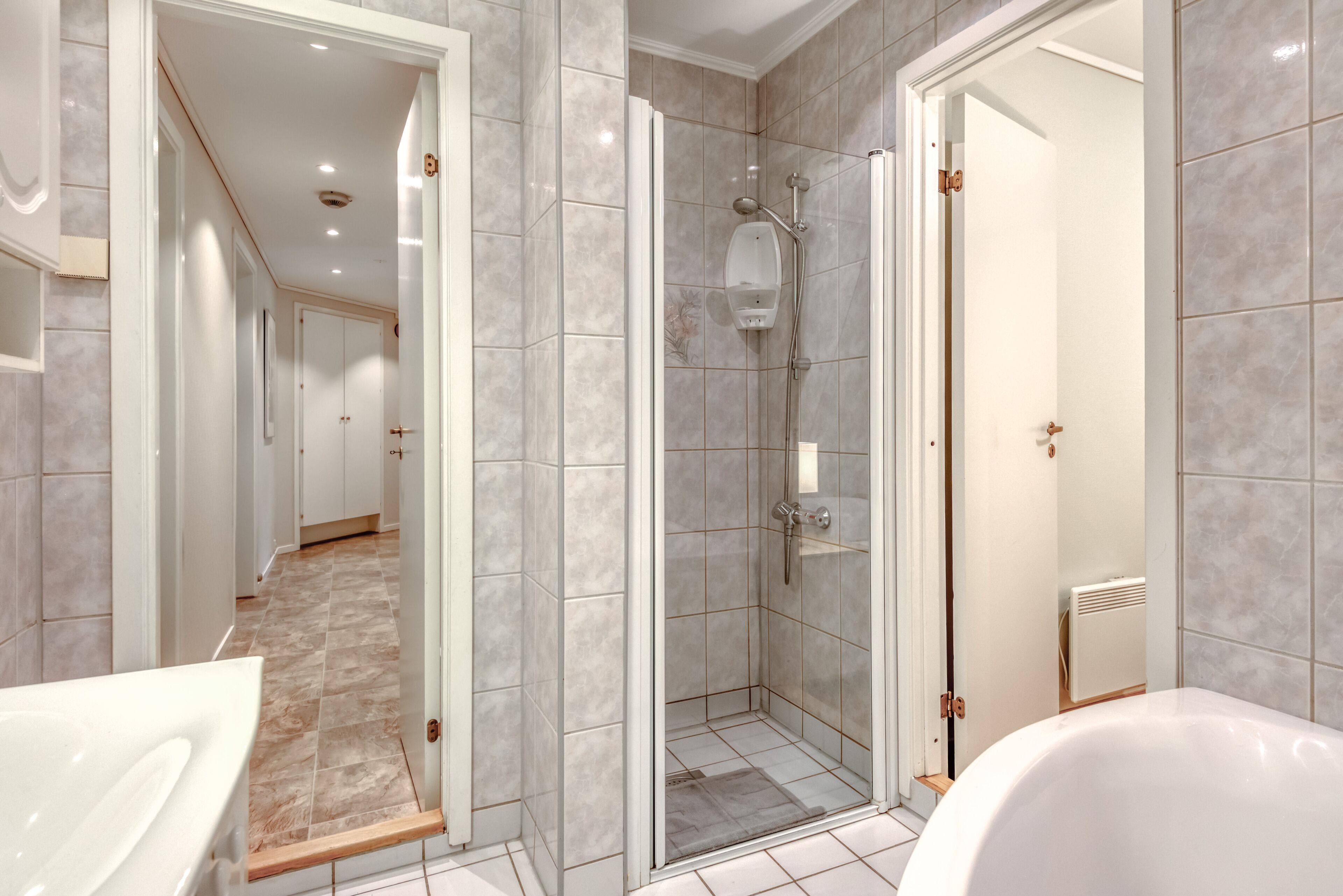 Comfort Apartment, 2 Bedrooms | Bathroom | Shower, free toiletries, hair dryer, towels