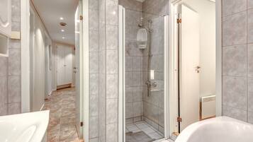 Comfort appartement, 2 slaapkamers | Badkamer | Een douche, gratis toiletartikelen, een haardroger, handdoeken