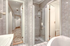 Comfort Apartment, 2 Bedrooms | Bathroom | Shower, free toiletries, hair dryer, towels