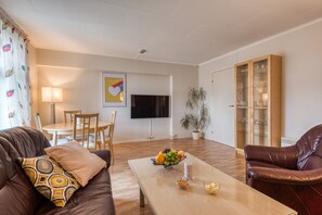 Apartamento conforto, 2 quartos | Área de estar | Smart TV 55 polegadas com canais a cabo, TV