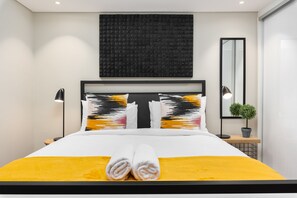 1 bedroom, premium bedding, desk, laptop workspace - Docklands 313 (Cape Town)