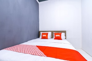 Desk, free WiFi, bed sheets - OYO 1421 Kasmaran Guest House Syariah (Jakarta)