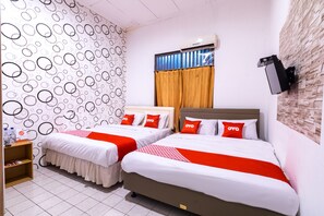 Family Suite | Desk, free WiFi, bed sheets - OYO 1421 Kasmaran Guest House Syariah (Jakarta)