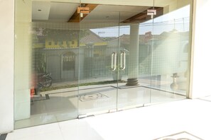 Property entrance - OYO 1421 Kasmaran Guest House Syariah (Jakarta)