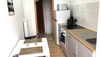 Kühlschrank, Mikrowelle, Herdplatte, Wasserkocher mit Kaffee-/Teezubehör