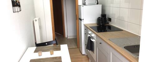 ثلاجة، ميكروويف، موقد طهي مسطح، ماكينة لصنع القهوة/الشاي