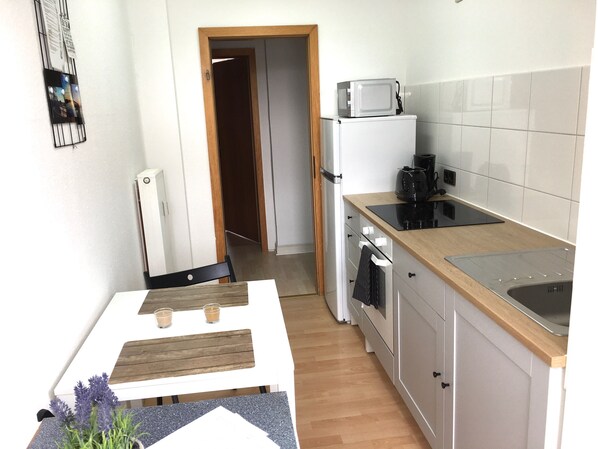 Kühlschrank, Mikrowelle, Herdplatte, Wasserkocher mit Kaffee-/Teezubehör