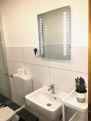 تجهيزات دش، صابون، ورق حمّام