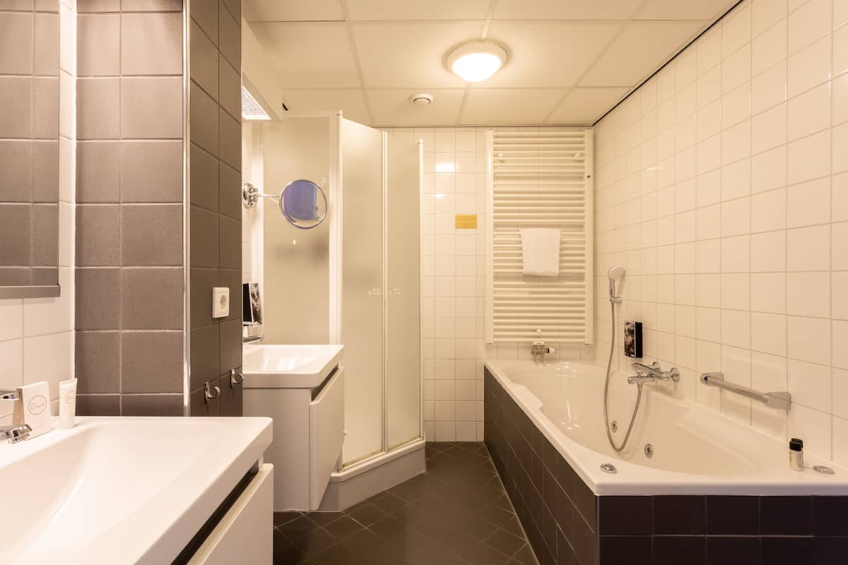 junior suite | bathroom | free toiletries, hair dryer, bathrobes, slippers