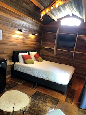 Chalet rustique de base | 1 chambre, literie hypoallergénique, coffre-fort, décor unique