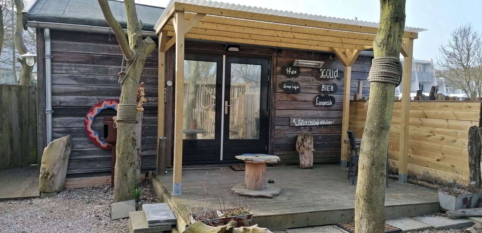 Ropa de cama hipoalergénica y caja de seguridad en la habitación 