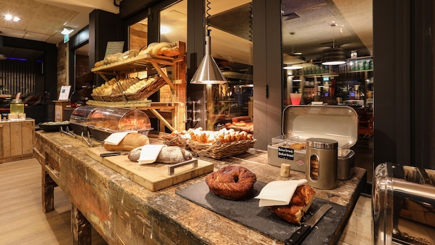 Eine Theke einer Bäckerei mit verschiedenen Broten und Gebäck.