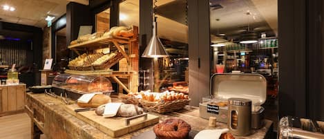 Dagelijks ontbijtbuffet (EUR 24.50 per persoon)