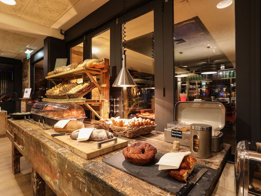 TĂ€gliches FrĂŒhstĂŒcksbuffet (24.50 EUR pro Person)