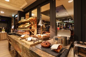 Desayuno buffet diario (EUR 24.50 por persona)